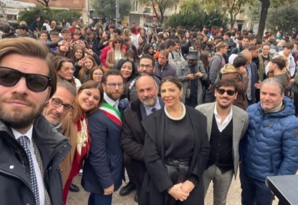 Pomigliano d'Arco, flash mob con le scuole contro la violenza sulle donne: un minuto di silenzio dedicato a Giulia Cecchettin
