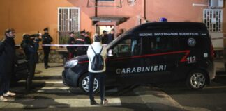 Napoli: 81enne trovato in una pozza di sangue in casa. Ucciso a coltellate al volto e al collo