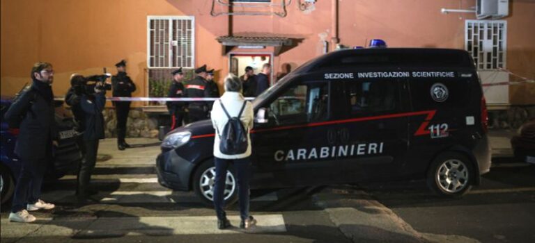 Napoli: 81enne trovato in una pozza di sangue in casa. Ucciso a coltellate al volto e al collo