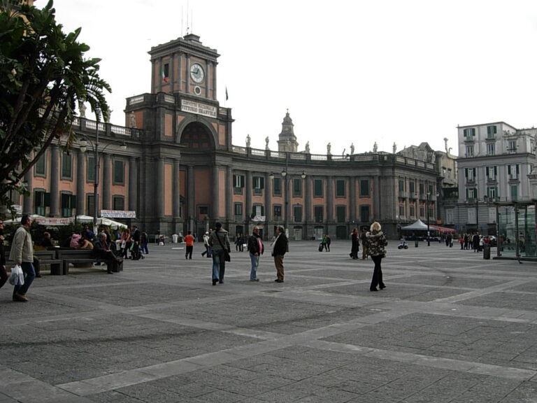 Napoli, Piazza Dante: in un mese oltre 60 sanzioni. Decine di scooter sequestrati e giovani segnalati per droga