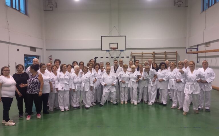 Castellammare è la capitale del taekwondo over 60 grazie al maestro Roberto Longobardi: ecco il progetto intergenerazionale per nonni e nipoti
