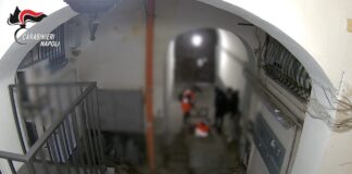 "Banda del Buco", scavi nel sottosuolo per derubare i negozi: a Napoli arrestate nove persone. Nell'inchiesta un colpo da 173mila euro