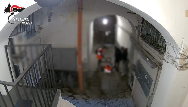 “Banda del Buco”, scavi nel sottosuolo per derubare i negozi: a Napoli arrestate nove persone. Nell’inchiesta un colpo da 173mila euro “Banda del Buco”, scavi nel sottosuolo per derubare i negozi: a Napoli arrestate nove persone. Nell’inchiesta un colpo da 173mila euro