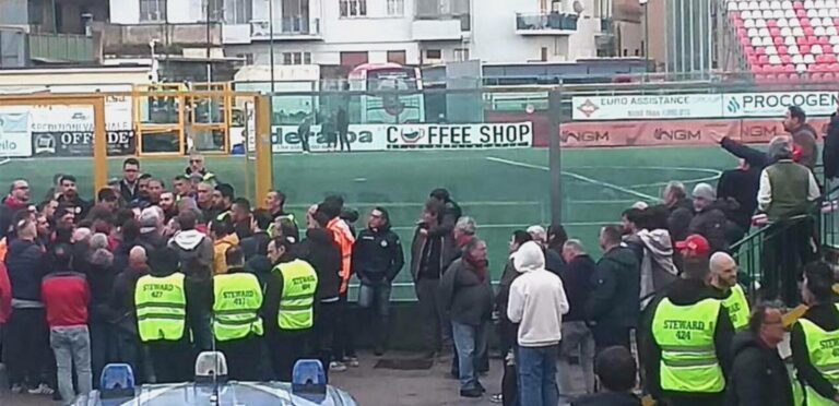 Torre del Greco: aggredisce uno steward dopo la gara della Turris. Arrestato un 46enne ercolanese Torre del Greco: aggredisce uno steward dopo la gara della Turris. Arrestato un 46enne ercolanese