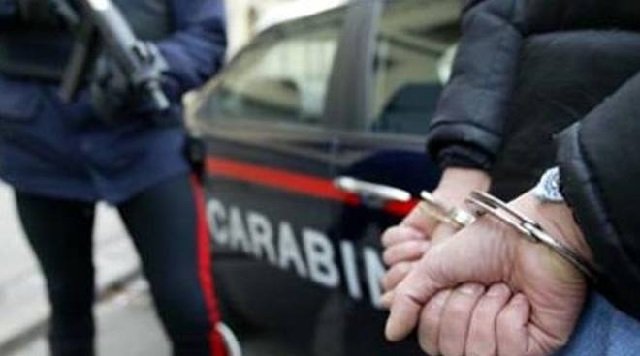 Castello di Cisterna: blitz nella piazza di spaccio. Arrestato pusher 55enne evaso Castello di Cisterna: blitz nella piazza di spaccio. Arrestato pusher 55enne evaso
