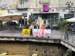“Che Vergogna” striscione di Legambiente per denunciare il degrado di Piazza Bellini