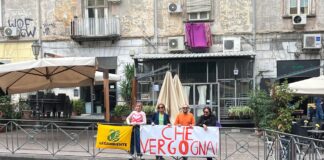 “Che Vergogna” striscione di Legambiente per denunciare il degrado di Piazza Bellini