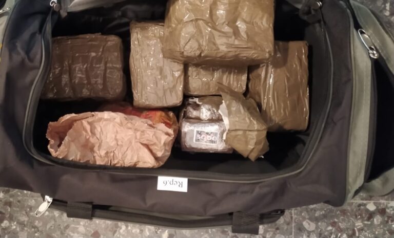 Frattamaggiore: oltre 12 chili di droga sotto al letto, 22enne tradito dall’odore Frattamaggiore: oltre 12 chili di droga sotto al letto, 22enne tradito dall’odore