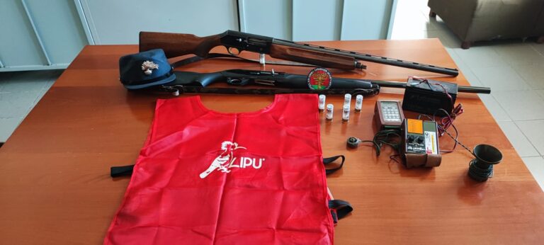 Giugliano: fermati e denunciati due bracconieri, sequestrati fucili e richiami vietati