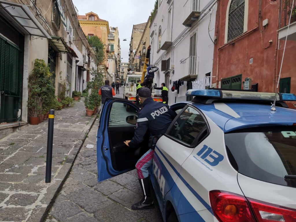 Napoli, rimossi veicoli abbandonati nel quartiere Vomero