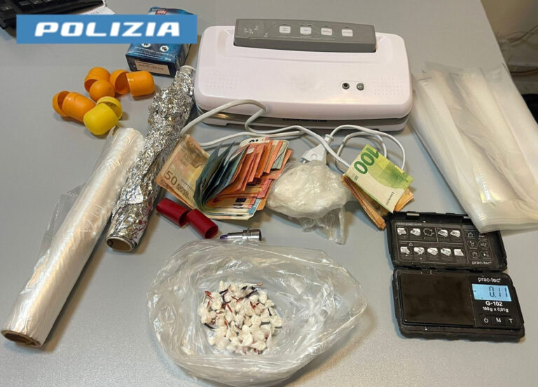 Napoli: sorpreso con 55 dosi di droga. Arrestato un 35enne