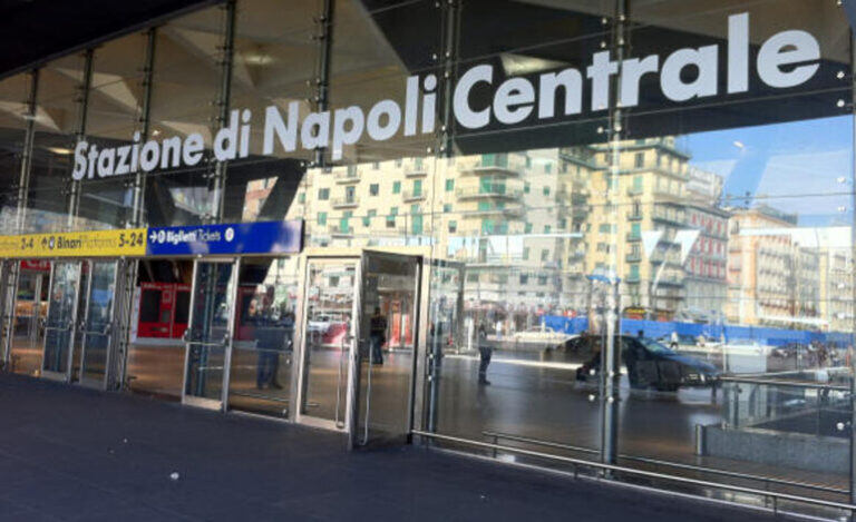 Napoli, Centrale: reagisce al controllo e accoltella due poliziotti. Arrestato un 33enne
