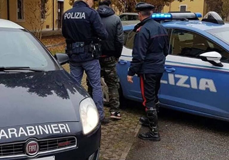 Napoli, traffico di droga, estorsioni: decimati due clan, arrestate 16 persone Napoli, traffico di droga, estorsioni: decimati due clan, arrestate 16 persone