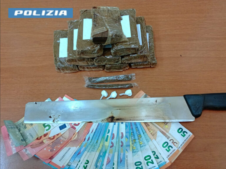 Secondigliano: sorpreso con circa 1 kg di droga. Arrestato 42enne Secondigliano: sorpreso con circa 1 kg di droga. Arrestato 42enne