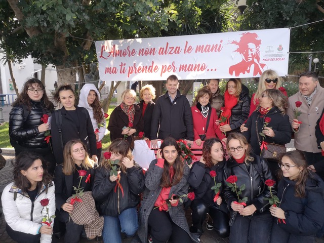 Giornata internazionale per l’eliminazione della violenza sulle donne cerimonia in villa comunale a Sorrento