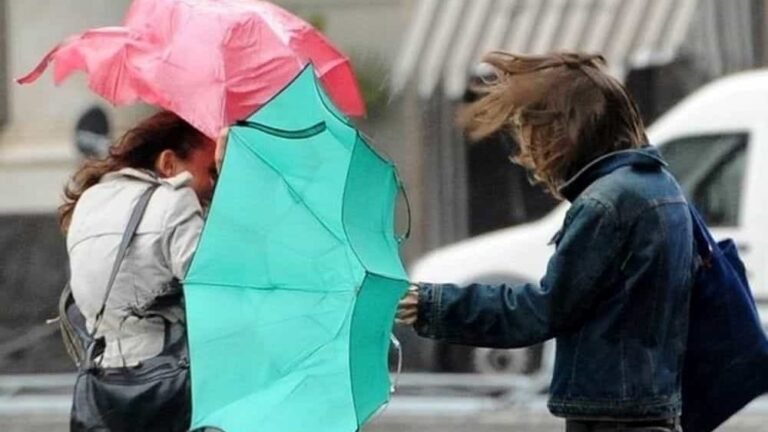 Allerta meteo arancione, scuole, cimitero e parchi chiusi a Napoli, Salerno, Benevento e Caserta
