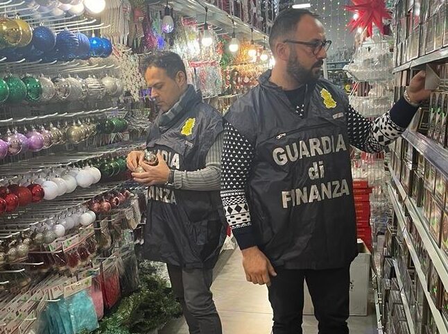Addobbi natalizi fuorilegge, partono i controlli: maxi sequestro nel Beneventano. Sigilli a 24mila prodotti Addobbi natalizi fuorilegge, partono i controlli: maxi sequestro nel Beneventano. Sigilli a 24mila prodotti