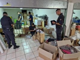 San Valentino Torio, sequestrati più di 77mila capi contraffatti: il blitz in un magazzino. Denunciato il proprietario dei locali