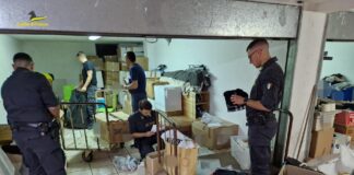 San Valentino Torio, sequestrati più di 77mila capi contraffatti: il blitz in un magazzino. Denunciato il proprietario dei locali San Valentino Torio, sequestrati più di 77mila capi contraffatti: il blitz in un magazzino. Denunciato il proprietario dei locali