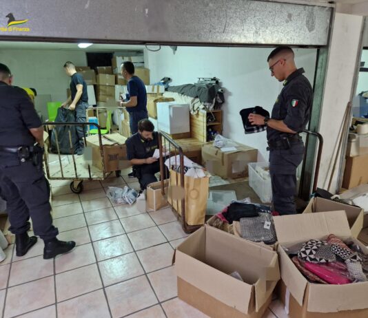 San Valentino Torio, sequestrati più di 77mila capi contraffatti: il blitz in un magazzino. Denunciato il proprietario dei locali