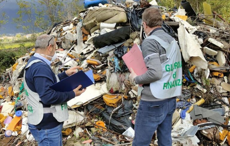 Benevento, area di 20mila mq adibita a discarica: blitz della guardia di finanza, sito sequestrato. Ammassati anche pannelli di amianto Benevento, area di 20mila mq adibita a discarica: blitz della guardia di finanza, sito sequestrato. Ammassati anche pannelli di amianto