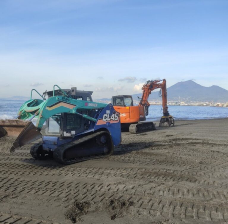 Castellammare, maxi intervento di pulizia su 4 km di arenile