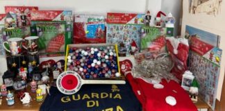 Salerno e provincia, sigilli a 65mila prodotti "pericolosi": sequestrati dalla guardia di finanza anche 11mila addobbi natalizi