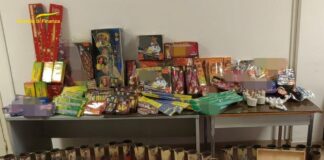 Sarno, venti chili di botti vicino alla bombola del gas: arrestati corriere e grossista. L'operazione della guardia di finanza durante una perquisizione