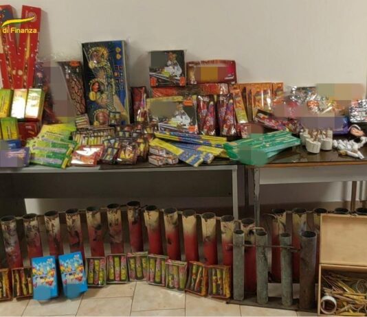 Sarno, venti chili di botti vicino alla bombola del gas: arrestati corriere e grossista. L'operazione della guardia di finanza durante una perquisizione