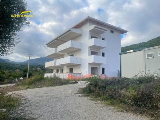 Salerno, abusi edilizi su fabbricato e appartamenti: sequestrata l'intera struttura. Quattro indagati dalla guardia di finanza