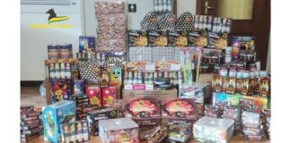 Salerno, sequestrati oltre 500 articoli pirotecnici illegali Salerno, sequestrati oltre 500 articoli pirotecnici illegali: due denunciati dalla guardia di finanza. Sigilli anche al veicolo utilizzato per il trasporto