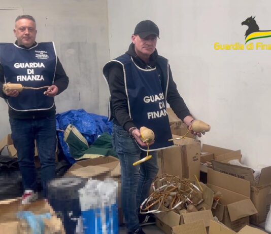 A Secondigliano i laboratori clandestini di prodotti pirotecnici, blitz delle fiamme gialle: sigilli a 10mila ordigni altamente pericolosi