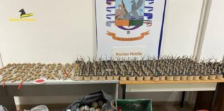 Salerno, oltre 200 ordigni esplosivi rudimentali nel furgone: arrestato dalla guardia di finanza. Aveva con sé anche 4 kg di polvere da sparo