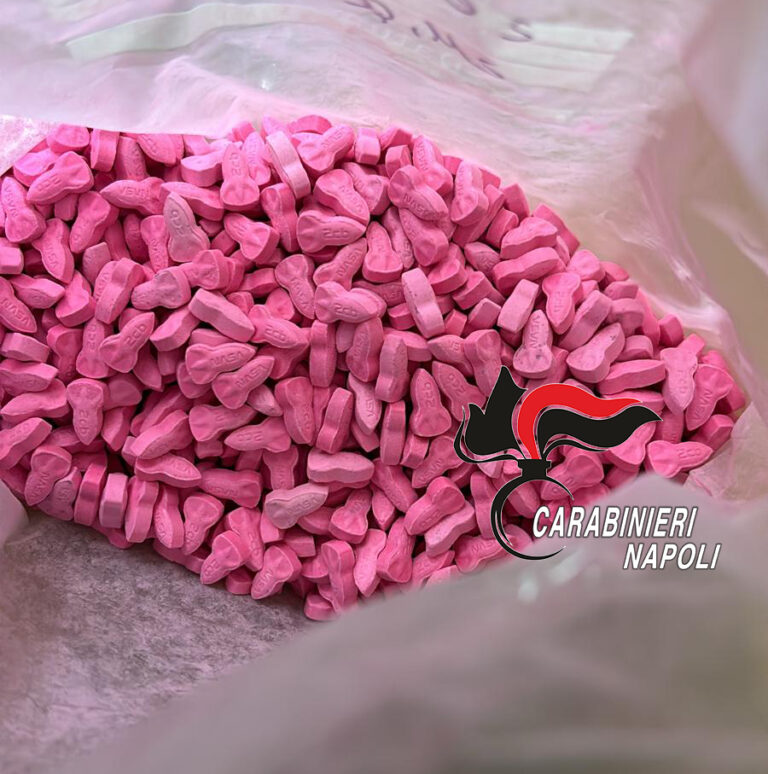 Napoli, centro storico: cocaina rosa, francobolli di LSD, ketamina e speed. Le nuove droghe per portafogli gonfi Napoli, centro storico: cocaina rosa, francobolli di LSD, ketamina e speed. Le nuove droghe per portafogli gonfi
