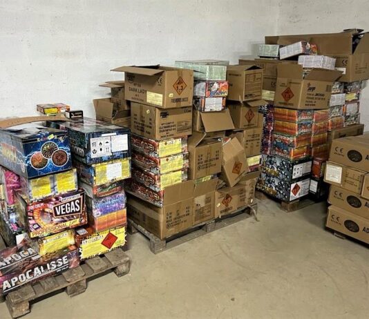 A Scafati il maxi deposito dei botti illegali, sequestrati oltre una tonnellata di ordigni. Il blitz della guardia di finanza