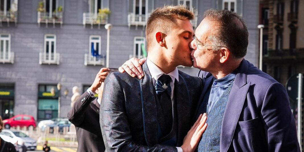 L'unione civile è stata celebrata questa mattina nella Sala della Loggia del Maschio Angioino. A celebrare le nozze è stato il sindaco di Napoli, Gaetano Manfredi