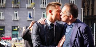 L'unione civile è stata celebrata questa mattina nella Sala della Loggia del Maschio Angioino. A celebrare le nozze è stato il sindaco di Napoli, Gaetano Manfredi