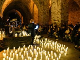 Spettacolare Concerto al Buio ad Amalfi. Una performance magica tra le volte dell’Arsenale illuminate dalle sole luci della candele