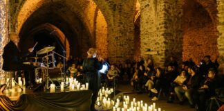 Spettacolare Concerto al Buio ad Amalfi. Una performance magica tra le volte dell’Arsenale illuminate dalle sole luci della candele