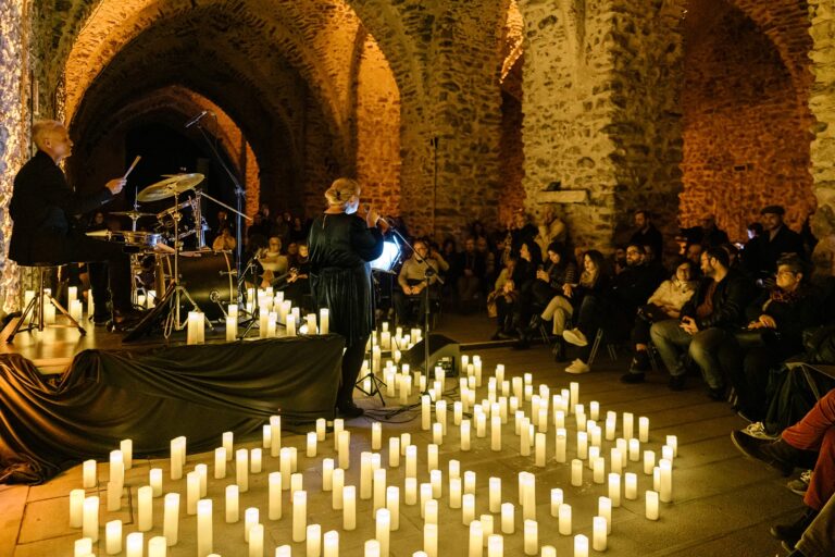 Spettacolare Concerto al Buio ad Amalfi. Una performance magica tra le volte dell’Arsenale illuminate dalle sole luci della candele Spettacolare Concerto al Buio ad Amalfi. Una performance magica tra le volte dell’Arsenale illuminate dalle sole luci della candele
