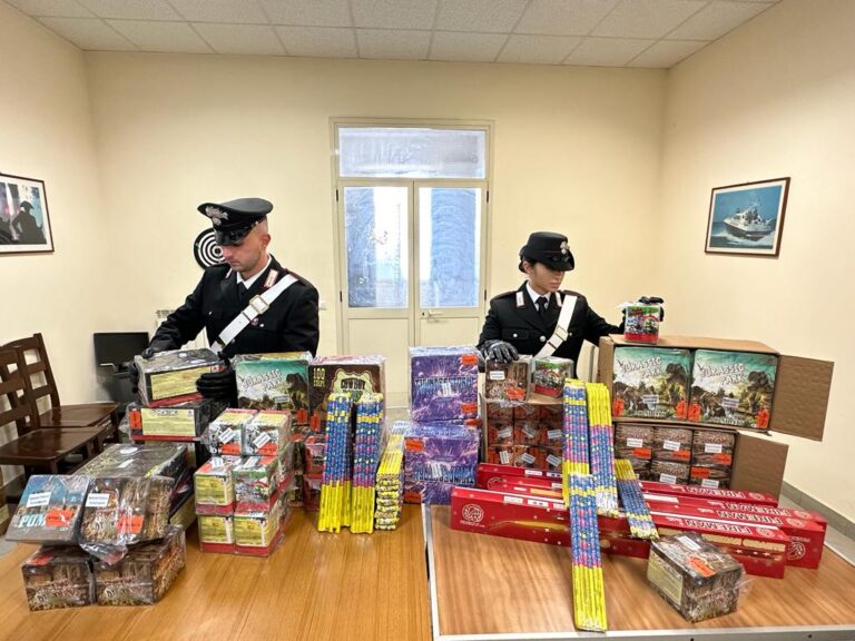 Gragnano, in possesso di oltre 24 kg di fuochi: denunciato Gragnano, in possesso di oltre 24 kg di fuochi: denunciato
