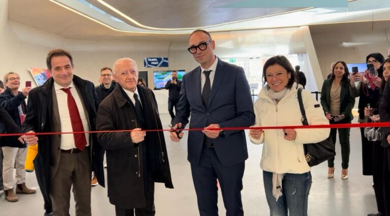 Taglio del nastro per il salone dei vini bio a Salerno con il Governatore De Luca
