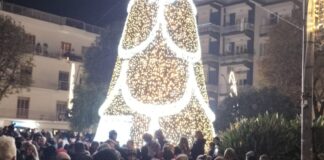 Pomigliano d'Arco, ecco le luminarie natalizie a tema fiabesco: spettacoli, danze e cultura per lo show di luci