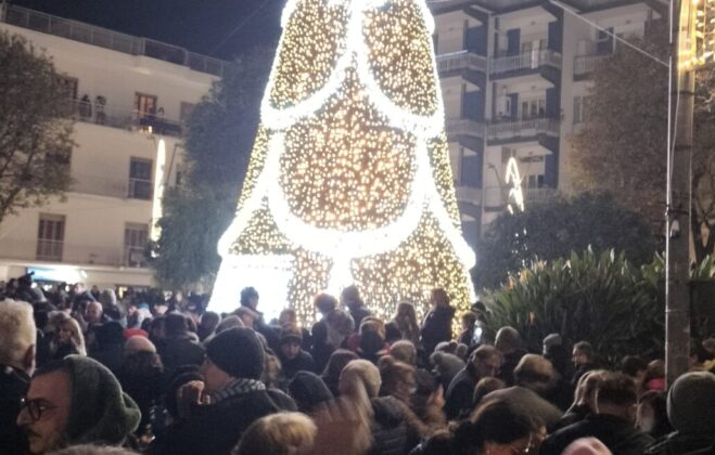 Pomigliano d'Arco, ecco le luminarie natalizie a tema fiabesco: spettacoli, danze e cultura per lo show di luci