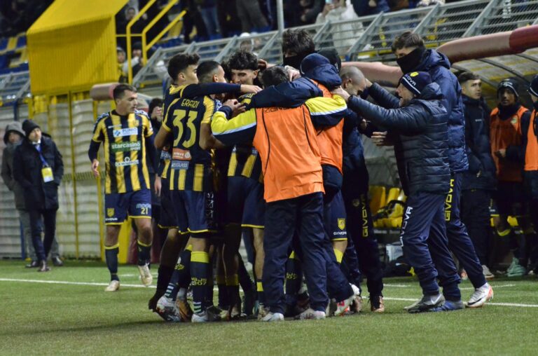 La Juve Stabia impone la legge del Menti e asfalta la Virtus Francavilla 3-0