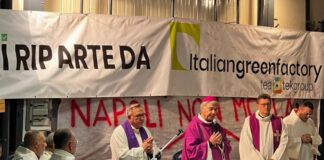 Alla ex Whirlpool messa di Natale con il vescovo di Napoli Mimmo Battaglia