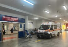 Napoli, cede il pavimento di vetro a Ponticelli. Donna precipita per tre piani: è in pericolo di vita