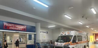 Napoli, cede il pavimento di vetro a Ponticelli. Donna precipita per tre piani: è in pericolo di vita
