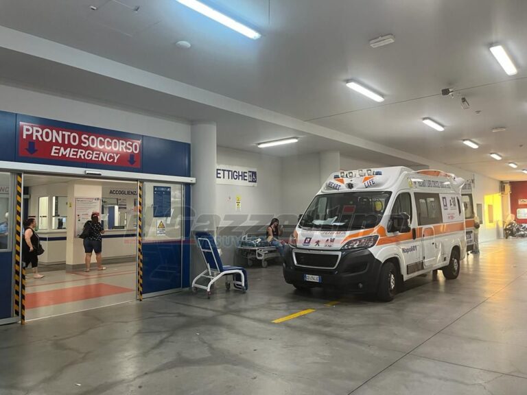 Napoli, cede il pavimento di vetro a Ponticelli. Donna precipita per tre piani: è in pericolo di vita