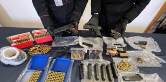 San Giorgio a Cremano, arsenale trovato sul tetto di un condominio: tre pistole, un ordigno e centinaia di munizioni. La scoperta dopo una chiamata anonima